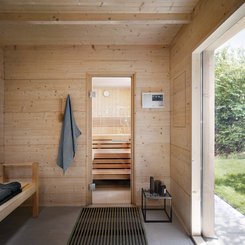 Buitensauna TALO: Toegangsruimte met panoramaraam en blik op de sauna.
