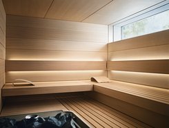 De binnenafwerking en het meubilair in hemlockhout en het zachte licht van de indirecte verlichting SUNSET creëren een sfeer van ontspanning.