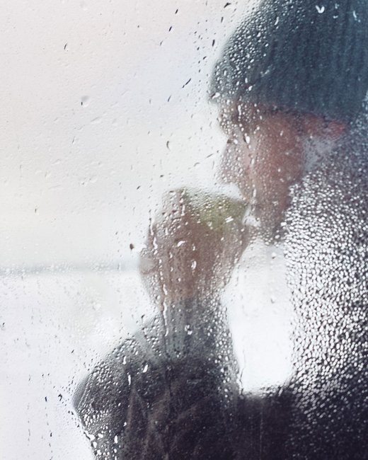 Finland Winterman drinkt warme drank achter glas