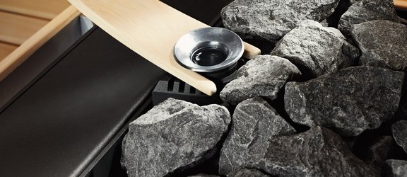 De aromabeker met aromavork zorgt voor een stimulerende geur in de sauna.