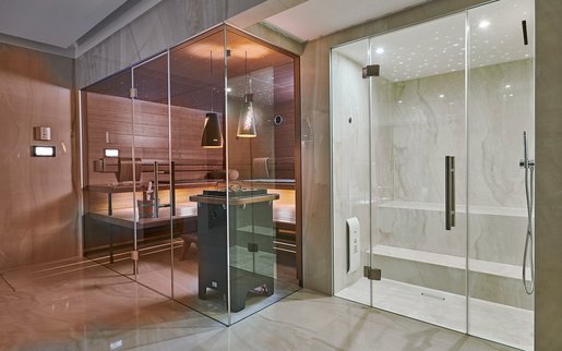 Privé-wellnessruimte: De AURA sauna in notenhout en het stoombad in een eenvoudig, elegant design.
