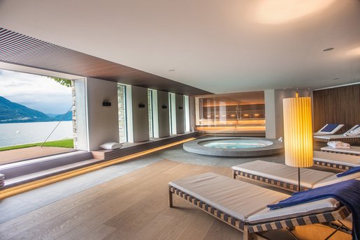 De tachtig vierkante meter grote wellnessruimte bevat alles wat u nodig hebt om te ontspannen: een professionele sauna, stoombad, whirlpool, regenwouddouche en zes edele houten ligstoelen.