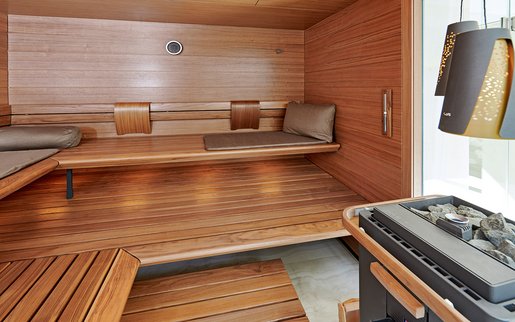 Privé-wellnessruimte: AURA sauna in Amerikaans notenhout.