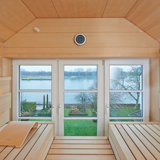 Zowel vanuit de kamer als tijdens het baden in de sauna biedt het heldere glazen front een ononderbroken uitzicht door de ramen naar buiten.