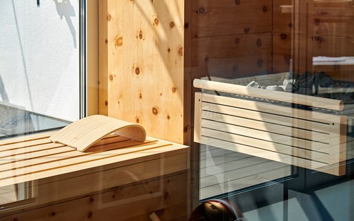 Een twee meter lange bank met direct zicht op het terras is een van de bijzonderheden van de sauna.