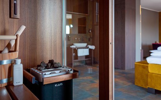 Wat echter ongewoon anders is, is de exclusieve uitvoering: met elegante sauna EASY in notenhout.