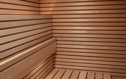 Sauna PURE: Echte houtfineerpanelen met horizontale balkjes van massief hemlock.