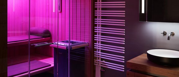 Sauna in de badkamer - oud gebouw Sauna in de badkamer - oud gebouw