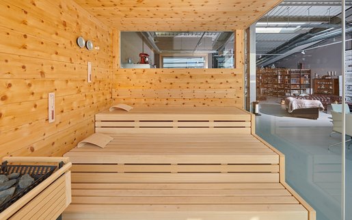 De sauna van alpendenhout heeft een kalmerend effect op lichaam en geest.