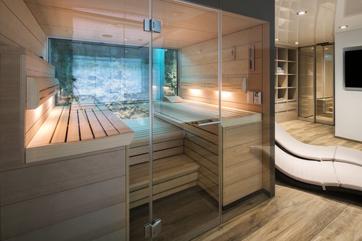 Het individueel ontworpen interieur van de KLAFS sauna wordt gekenmerkt door heldere vormen, eenvoudige elegantie en perfecte afwerking.
