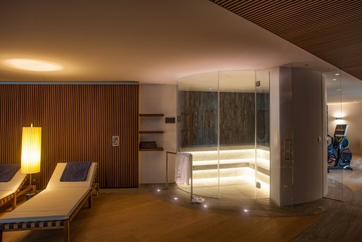 Betegeld stoombad van Valser kwartsiet. Als u meer licht wilt, kunt u ook de led-contourverlichting inschakelen. De automatische aromatisering van de ruimte en de innovatieve TOUCHCONTROL-bediening zijn verdere praktische extra's.