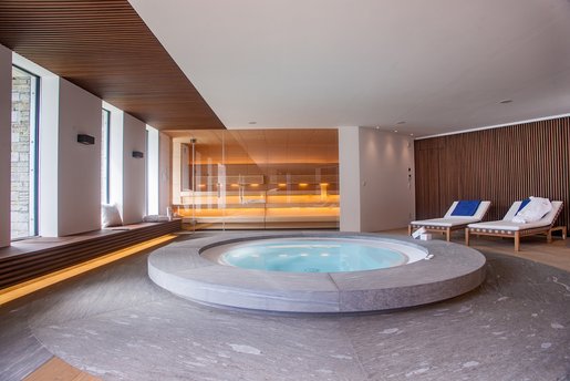 In het centrum van de wellness-oase bevindt zich de drie meter lange whirlpool van hoogwaardig kwartsiet