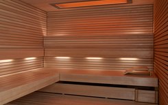 Sauna PURE: Lig- en zitbanken PURE, indirecte verlichting SUNSET en KLEURENLICHT met LIFTLIGHT