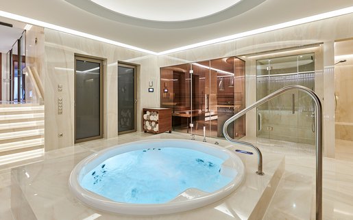 Privé-wellnessruimte met whirlpool, sauna en stoombad.