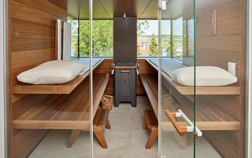 Het MOLLIS-saunatextiel zorgt voor meer comfort. De witte kussens en matten passen perfect in het eenvoudige design van de sauna en zorgen voor een nobele huiselijke sfeer.